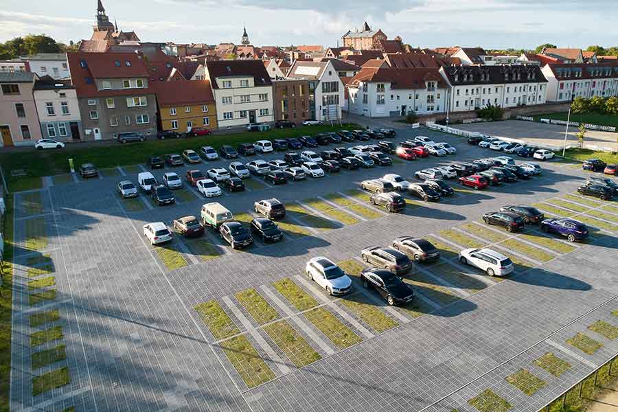 Parkplatz und Veranstaltungsfläche in einem: TTE® PFLASTER Fläche in Güstrow.