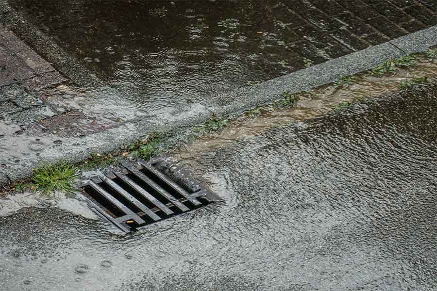 Auf versiegelten Flächen wird wertvolles Regenwasser durch das Kanalnetz abgeleitet, statt lokal zu versickern.